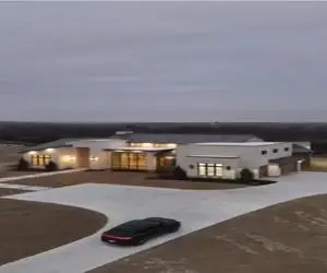 معماری خلاقانه؛ آقاهه خسته از شلوغی شهر تو بر و بیابون خونه ساخته دست احد الناسی نرسه