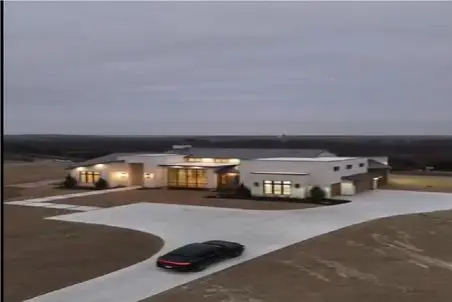 معماری خلاقانه؛ آقاهه خسته از شلوغی شهر تو بر و بیابون خونه ساخته دست احد الناسی نرسه