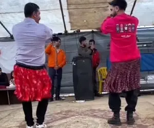 آواز محلی؛ دایی و خواهرزاده چه میکنن پوتین به پا دامن تن کردن رقصیدن همه کشیدن کنار