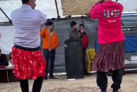 آواز محلی؛ دایی و خواهرزاده چه میکنن پوتین به پا دامن تن کردن رقصیدن همه کشیدن کنار