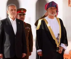 (عکس) هدایای خاص پزشکیان و سلطان عمان به یکدیگر در ضیافت شام