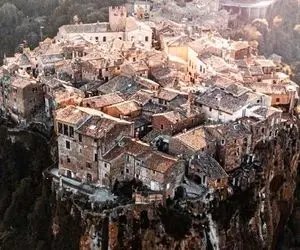 معماری خلاقانه؛ نوک قله رو شکافت لبه پرتگاه محله ساخت از حمله اشرار در امان باشه