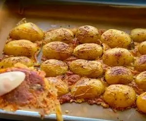 شام فوری؛ نحوه درست کردن سیب زمینی تنوری در فر به یک روش متفاوت