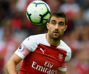 دستمزد ۲.۵میلیونی در انتظار مدافع آرسنال