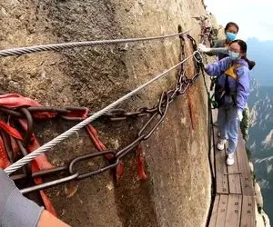 مشاغل پرمخاطره؛ کارگرای چینی یه تخته چسبوندن سینه کوه دارن کار میکنن معلقن تو هوا