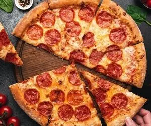 طرز تهیه یه پیتزای خوشمزه سریع و بدون فر؛ کی گفته نمیشه تو خونه پیتزا درست کرد؟!
