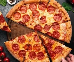 طرز تهیه یه پیتزای خوشمزه سریع و بدون فر؛ کی گفته نمیشه تو خونه پیتزا درست کرد؟!