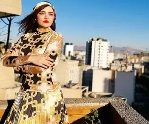 عکس بهنوش طباطبایی با ظاهری متفاوت در بالا پشت بام!