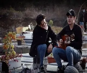 آواز جگرسوز؛ داداش کوچیکا رفتن سر خاک بزرگه میخونن و زار میزنن بغض گلوتو تیغ میندازه