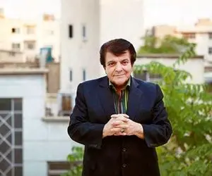 آواز بهشتی؛ عباس خان قادری با کت قرمز با چه ادا و اطواری آهنگ جوونی رو میخونه به نازم