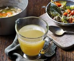 طرز تهیه استاک مرغ؛ فوت و فن های تهیه و نگهداری استاک