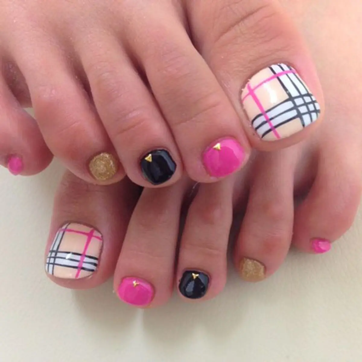 the-latest-model-of-girls-toenail-design-31