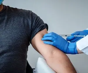 این افراد باید دوز چهارم واکسن کرونا را دریافت کنند