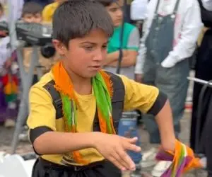 آواز محلی؛ کر نیم وجبی بختیاری با لباس رنگیش چه رقص کمری کرد فقط که پول بارونش میکنن