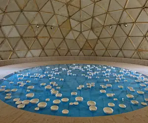 مطربی هوشمندانه؛ طنین شگفت انگیز صدها بشقاب شناور در آب که روح و به تسخیر درمیاره