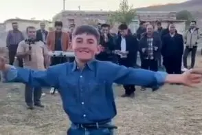 آواز محلی؛ پسر روستایی با آهنگ ترکی رقصید هم ولایتی هاشم عین بارون رو سر شاباش ریختن