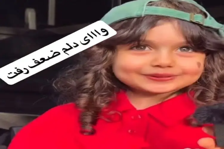 آوازخوانی بی نهایت بامزه و خنده دار دختربچه چشم رنگی زیبا