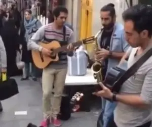 آوازخیابانی؛ ببینید چطور بند کلاه کابویی با ساکسیفون زدنشون قلب همه رو به در آوردن