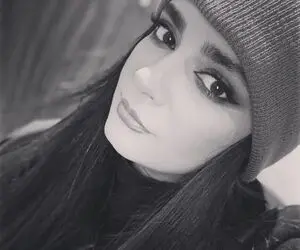 عکس لو رفته از لیندا کیانی در حال آرایش کردن!