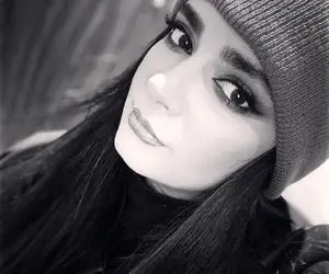 عکس لو رفته از لیندا کیانی در حال آرایش کردن!