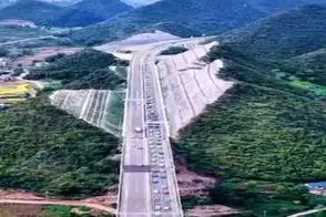 معماری خلاقانه؛ جای این که کوهو سوراخ کنن تونل بزنن کله اشو برداشتن نما آخرالزمانی شد