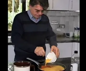 آواز ماندگار؛ محمدرضا شجریان موقع آشپزی چه دلنشین آهنگ زن بد رو با لهجه مشهدی میخونه