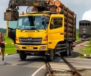 معماری طبیعت؛ خاور تو مسیر قطار خراب شد همون لحظه هم قطار رسید بووووم