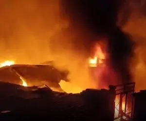 آتش سوزی گسترده انبار اسباب بازی فروشی در تبریز