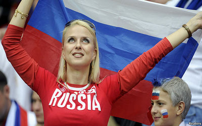 (عکس) غوغای دختران جذاب روس در ورزشگاه نقش جهان
