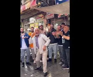 آواز خیابانی؛ آقا ریش پروفسوری رو ببین که با رقص جکسونیش میترکی فقط گیتار زدنش با پا 