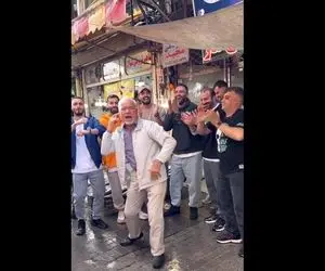 آواز خیابانی؛ آقا ریش پروفسوری رو ببین که با رقص جکسونیش میترکی فقط گیتار زدنش با پا 