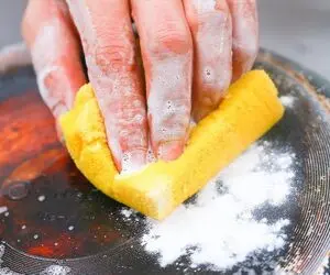 ترفندهای خانه داری؛ میدونستی با شکر میتونی چربی سوخته پشت قابلمه رو راحت پاک کنی؟