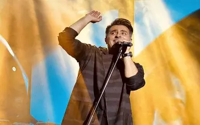 آواز هیجانی؛علیرضا طلیسچی داشت آهنگ رو تو حواس جمع میخوند اشاره کرد به عشق همه فهمیدن