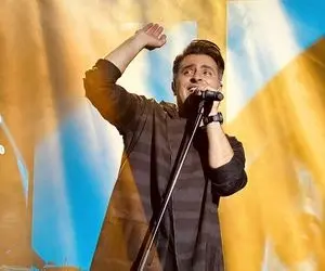 آواز هیجانی؛علیرضا طلیسچی داشت آهنگ رو تو حواس جمع میخوند اشاره کرد به عشق همه فهمیدن