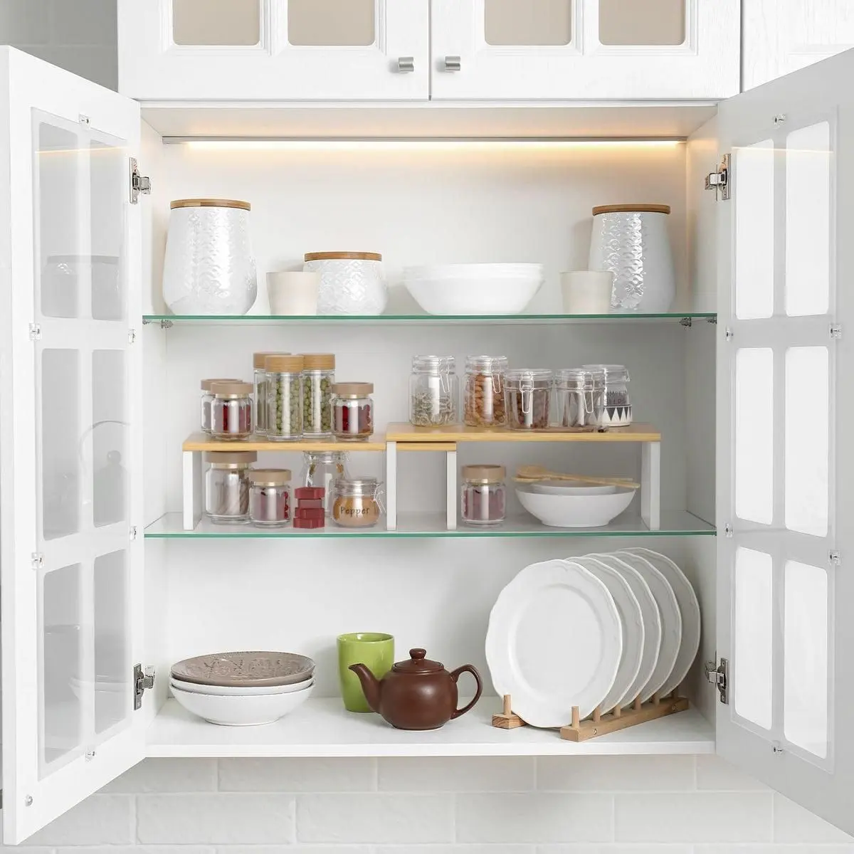 چیدمان ظروف شکستنی در کابینت
