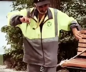 آواز شاد؛ پیرمرد داشت تو خیابون آهنگ میزد که پاکبان پیر و خسته رو آورد وسط واسش برقصه