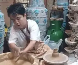 آواز اصیل؛ پسربچه سفالگر میزنه زیر آواز یه استاد افتخاری میخونه تحریراش بیچارت میکنه