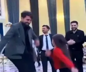 آواز شاد؛ پایکوبی پدر و دختری با آهنگ آذری که همرو میخکوب کردن و نمیرشون 100 از صده