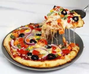 آموزش آشپزی؛ پیتزایی که 5 دقیقه ای آماده میشه، بدون فر و ورز دادن