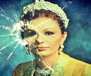 سفر به ایام قدیم 1343؛ بی مبالاتی فرح پهلوی وقتی داخل هواپیما هم سیگار می کشید