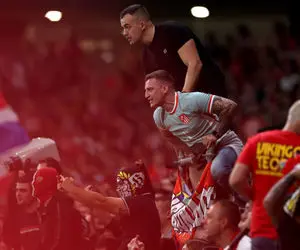 (عکس) هوادار اتلتیکو مادرید به سمت کورتوا چاقو پرتاب کرد!