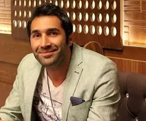 آواز مشهورا؛ حرکات موزون هادی کاظمی وسط خیابون کنار وانت قدیمی ته خندس اداهاش