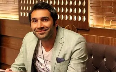 آواز مشهورا؛ حرکات موزون هادی کاظمی وسط خیابون کنار وانت قدیمی ته خندس اداهاش