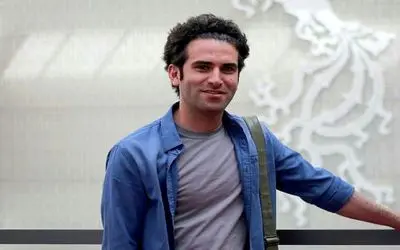 آواز احساسی؛ هوتن شکیبا درد و خنده میکنه و آهنگ نرو رضا صادقی رو میخونه