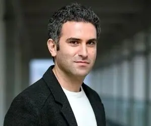 آواز معروفا؛ هوتن شکیبا تو همرفیق میزنه زیر آواز شهاب حسینی نیشش تا بناگوش وا شد ملتو