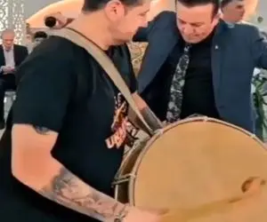 آواز شاد؛ این خواننده شغلشو اشتباهی انتخاب کرده میکروفون دادن دستش ولی همش وسطه