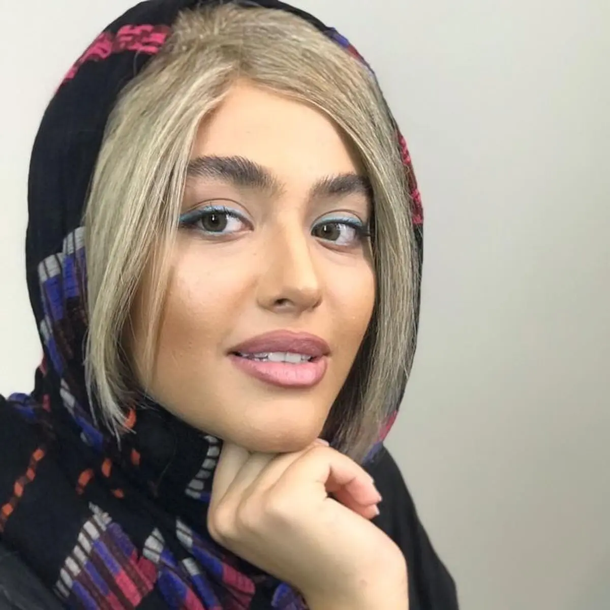 (عکس و ویدیو) پوشش عجیب ریحانه پارسا در ترکیه حاشیه ساز شد!