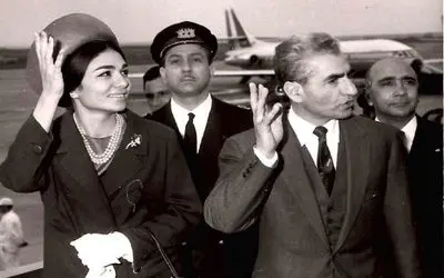 سفر به ایام قدیم سال 1328؛ شاه مخلوع و همسرش با کفش گلی در خانه مرد همدانی