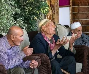 آواز خیابانی؛ پیرمرد سبیلو با آهنگ لب کارون همه ریش سفیدای خانه سالمندان رو رقصوند