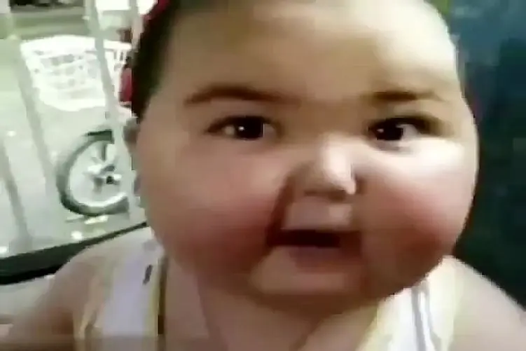 آواز شاد؛ نوه گرد و قلمبه جکی چان چینی میخونه میخواد احساسیش کنه ولی بیشتر خنده داره